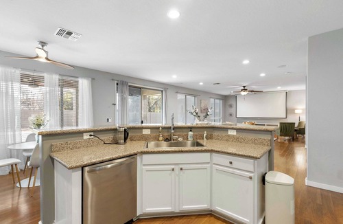 Anthem West House | Stunning 4BR Home｜Dedicated Workspace, Spacious Backyard & Pet-Friendly #41697