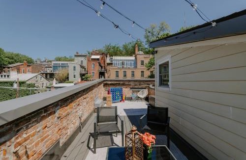 Mount Auburn House | Stunning 4BR Townhome Rooftop City Views