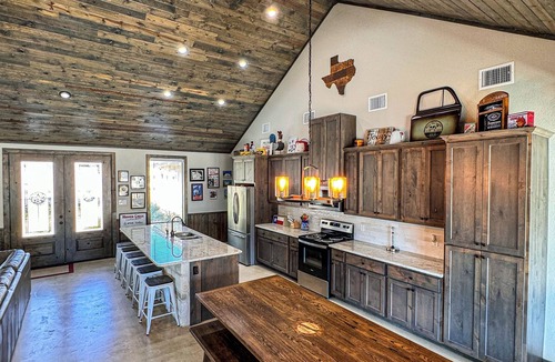 Sabinal House | Stunning 6 Bedroom vacation home with pool & hot tub 5 minutes from Frio River!