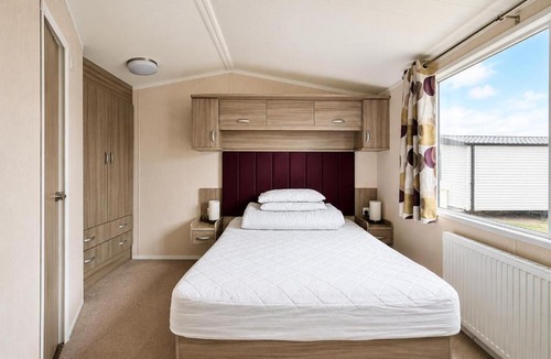 Pakefield House | Stunning 6 Berth Caravan, Close To The Beach In Suffolk Ref 68067Cr