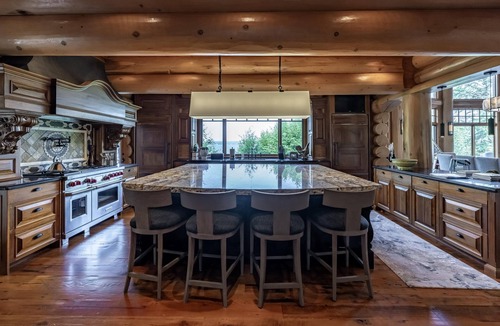 Seguin Cottage | Stunning 8 bed 8 bath cottage on Lake Rosseau with boathouse!
