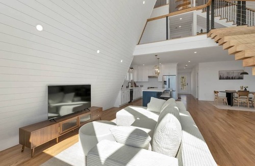 Campton House | Stunning A-Frame w/Hot Tub · Mtn View · Fire Pit · BBQ Grill