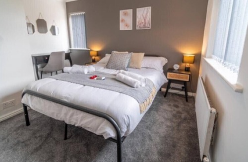 Sutton-in-Ashfield House | Stunning Abode in Ashford - Sleeps 7