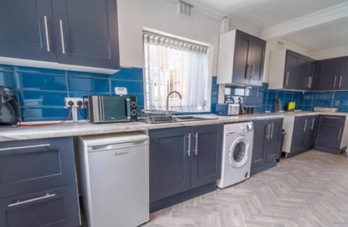 Sutton-in-Ashfield House | Stunning Abode in Ashford - Sleeps 7