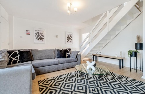 Northampton Apartment | Stunning and Spacious Home by Our Home Short Stays with Free Parking and Ideal for families and contractors