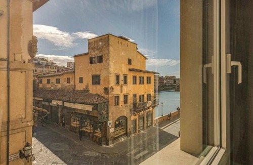 San Giovanni Apartment | Stunning Apartment with Ponte Vecchio and Arno River Views