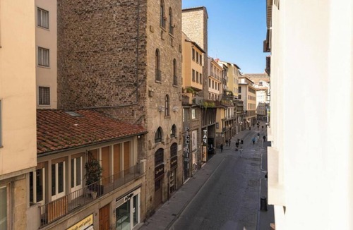 San Giovanni Apartment | Stunning Apartment with Ponte Vecchio and Arno River Views