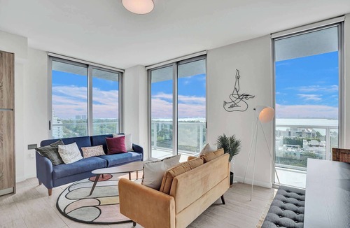 Northeast Miami Condo | Stunning Bay Views 2 Bdrm Condo