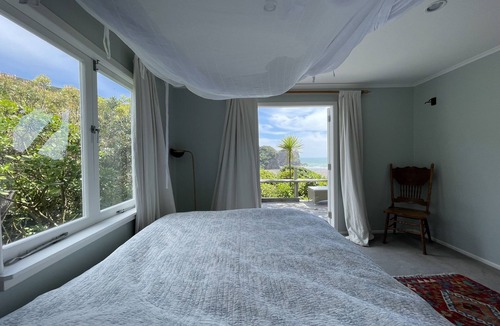 Piha House | Stunning beach house with magnificent ocean views