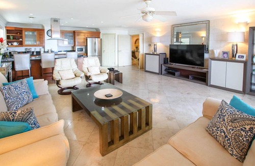 Old Trees Bay Apartment | Stunning Beachfront Condo on Payne's Bay
