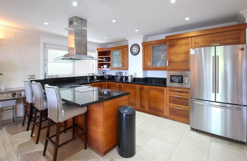 Old Trees Bay Apartment | Stunning Beachfront Condo on Payne's Bay