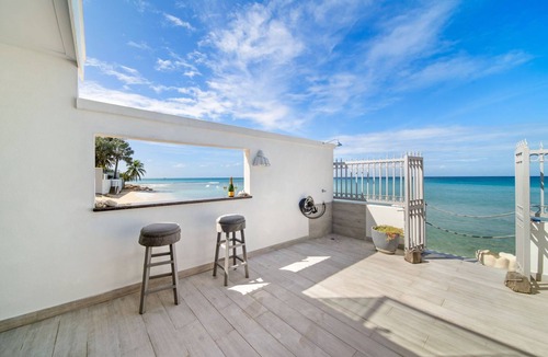 Merlin Bay Villa | Stunning Beachfront Villa with Plunge Pool - Westshore