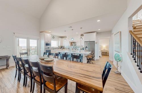 Gilchrist House | Stunning Beachfront Cargo Lift Sleeps 14