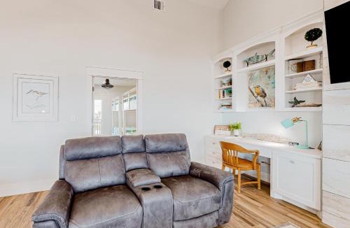 Gilchrist House | Stunning Beachfront Cargo Lift Sleeps 14