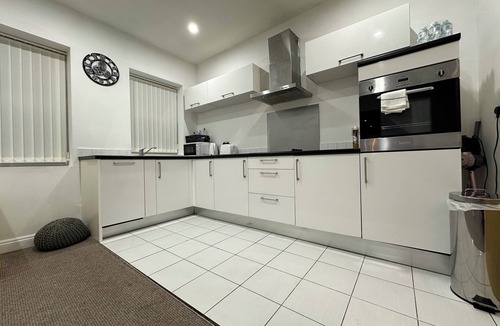 The Westside Apartment | Stunning Birmingham City Center Apartment with Free Parking - Sleeps 4