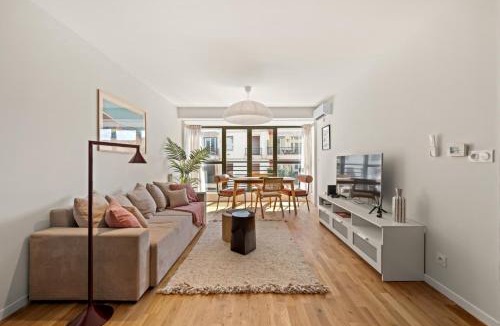 Vernier Apartment | Stunning & Bright - 2 Bedrooms - Parking WiFi/AC