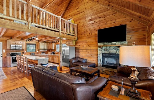 Stanton Cabin | Stunning Cabin with Hot-tub, Fire Pit and Games in Stanton, Kentucky