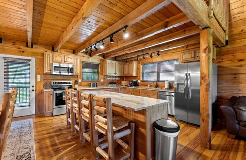 Stanton Cabin | Stunning Cabin with Hot-tub, Fire Pit and Games in Stanton, Kentucky