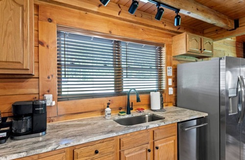 Stanton Cabin | Stunning Cabin with Hot-tub, Fire Pit and Games in Stanton, Kentucky