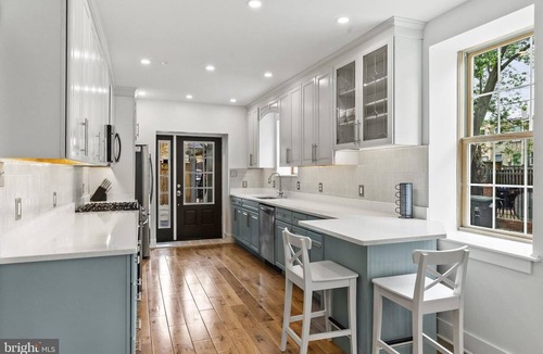 Shaw Condo | Stunning central 3Br/3ba with parking and deck
