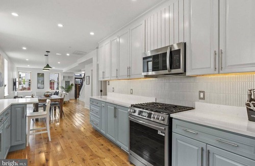 Shaw Condo | Stunning central 3Br/3ba with parking and deck