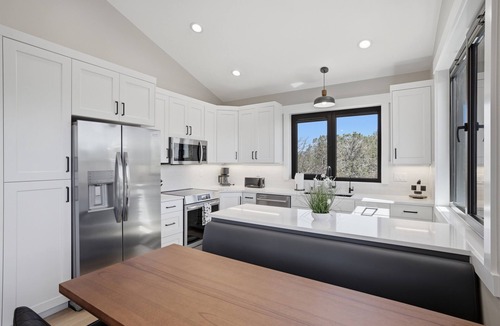 Orderville House | Stunning Cliff Views| Private Hot Tub, Sauna & Gym