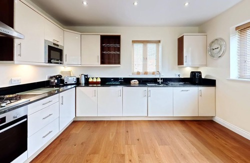 Filey Apartment | Stunning Coastal Cottage - Sleeping 8 in 4 Bedrooms - Pool and Beach Access Included.