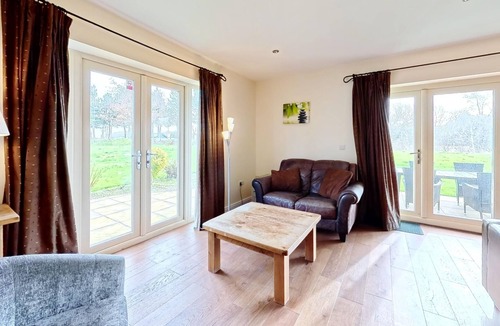 Filey Apartment | Stunning Coastal Cottage - Sleeping 8 in 4 Bedrooms - Pool and Beach Access Included.