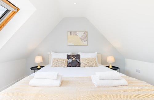 Fairford House | Stunning Cotswolds Dairy wLake Wildlife Views - Pass the Keys