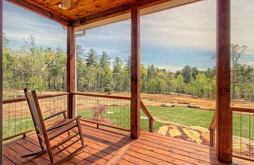 Wiley Cottage | Stunning Cottage Rental Ideal for a Family to Go Glamping in Georgia
