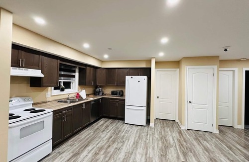Thorold House | Stunning Detached Six-bedroom house with attached washroom