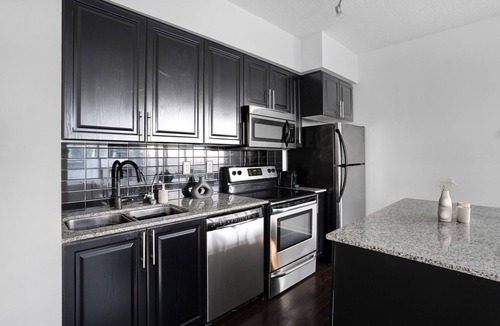Toronto Entertainment District Condo | Stunning Downtown Toronto 2 Bedroom & 2 Washroom CN Tower/Lake Views