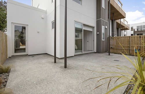 Paraparaumu Beach House | Stunning executive family home! Ocean views, 2 min walk to the beach, elevator!