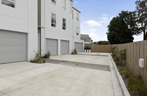 Paraparaumu Beach House | Stunning executive family home! Ocean views, 2 min walk to the beach, elevator!