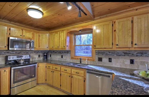 Blue Ridge Cabin | Stunning fall views! Private, easy access, just minutes to downtown Blue Ridge!