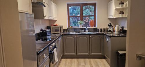 Worcester House | Stunning Fir Tree Corner 3 bedroom detached Executive house ideal wedding guest family home with free drive way CCTV parking for 2 vehicles or LWB Van M5 1 mile away dogs welcome by prior arrangement
