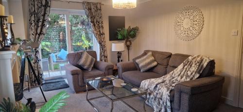 Worcester House | Stunning Fir Tree Corner 3 bedroom detached Executive house ideal wedding guest family home with free drive way CCTV parking for 2 vehicles or LWB Van M5 1 mile away dogs welcome by prior arrangement