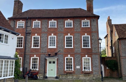 Midhurst Apartment | Stunning Flat in The Heart of Midhurst Old Town