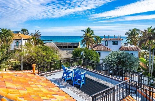 Pompano Beach Villa | Stunning Florida backyard oasis w/access to a private residences beach