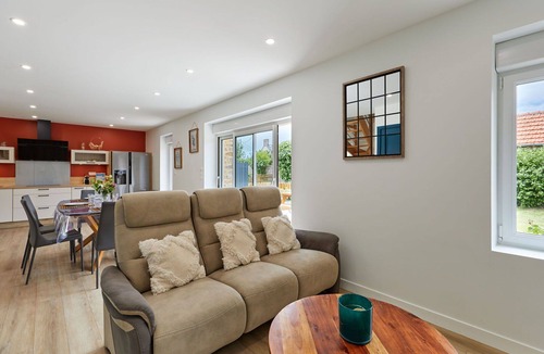Creances House | Stunning villa for 4 people with WIFI, TV, terrace and pets allowed