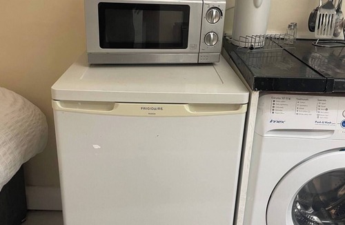 London Borough of Hounslow Apartment | Stunning ground floor studio apartment in Hounslow near Heathrow airport