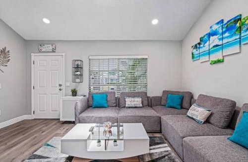 Seffner Community Alliance House | Stunning Heated Pool House Close to Tampa & Casino
