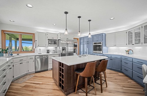 Madras House | Stunning Hillside Retreat w/Panoramic Views, Pet Friendly, Pool Table, Huge Deck, 1 Mile 2 Downtown