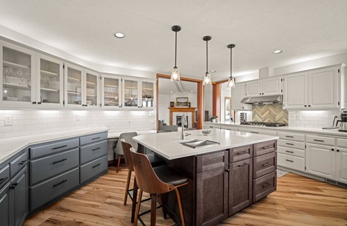 Madras House | Stunning Hillside Retreat w/Panoramic Views, Pet Friendly, Pool Table, Huge Deck, 1 Mile 2 Downtown