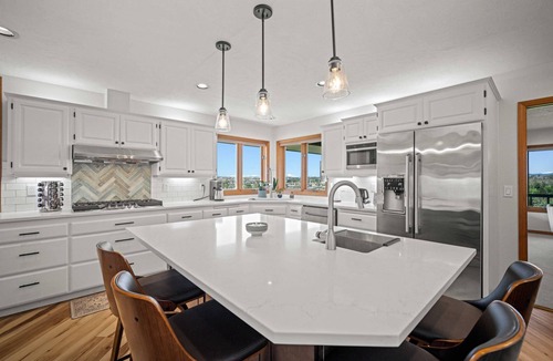 Madras House | Stunning Hillside Retreat w/Panoramic Views, Pet Friendly, Pool Table, Huge Deck, 1 Mile 2 Downtown
