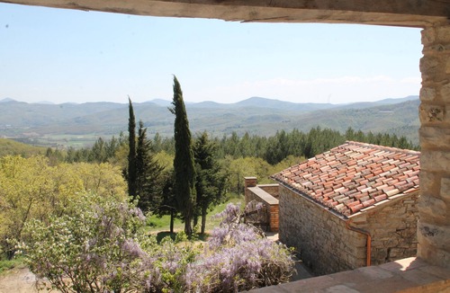 Bivio Lugnano House | Stunning hilltop villa with amazing views, pool, olive grove, vines and woods.