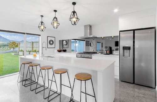 Waipahihi House | Stunning Home * Open Plan * Swimming & Spa Pool * Quiet Location n