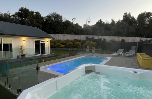 Waipahihi House | Stunning Home * Open Plan * Swimming & Spa Pool * Quiet Location n
