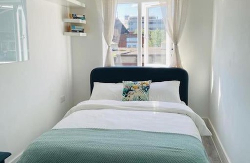 Woking Apartment | Stunning huge openplan 2Bed flat
