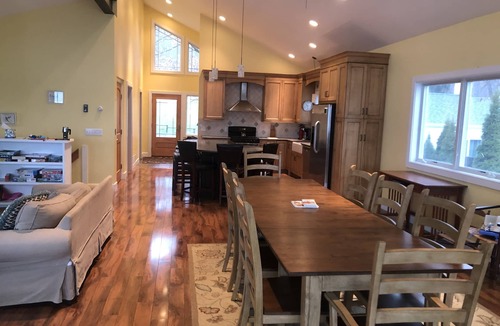 Town of Jerusalem House | Stunning Lakefront Family Friendly getaway